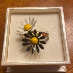 Vintage Enamelware Daisy Ring